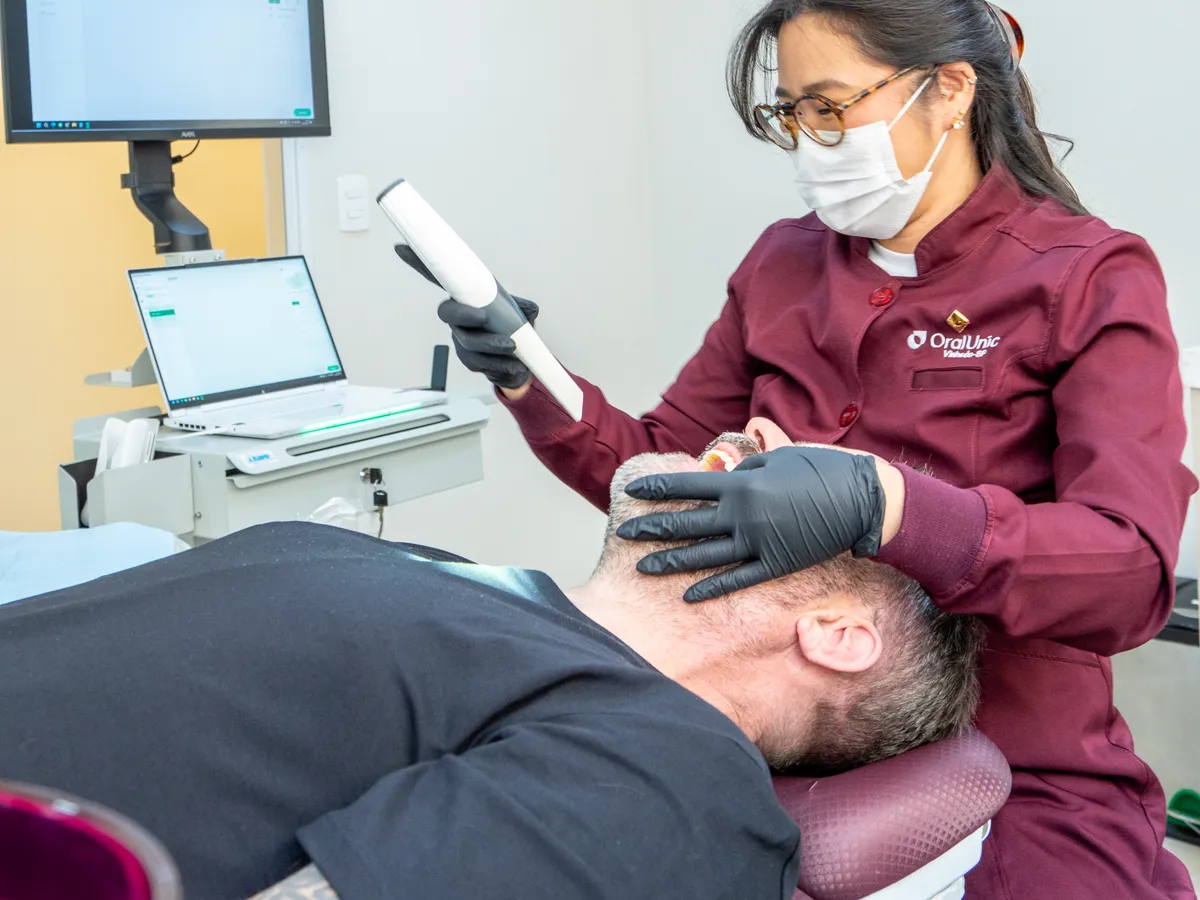 Consultório com scanner intraoral em uso