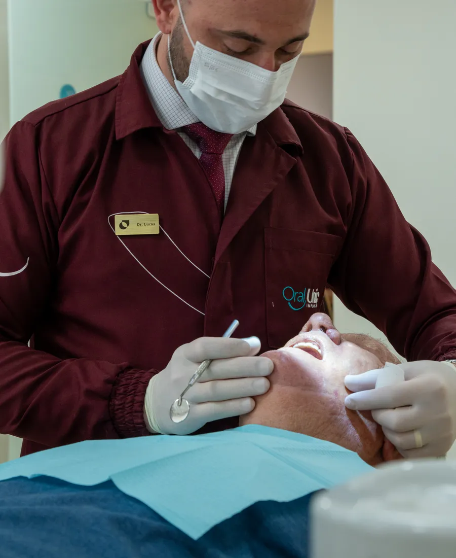 Dr. Lucas Quioca durante atendimento clínico